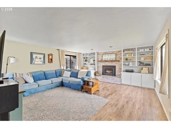 2713 OAK ST, North Bend, OR 97459