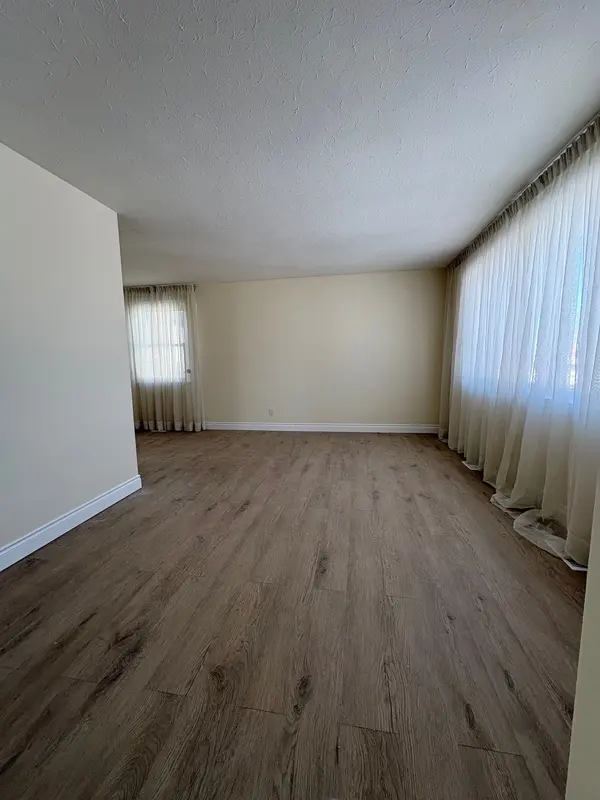 1298 Minden ST #Main, Oshawa, ON L1J 3R4