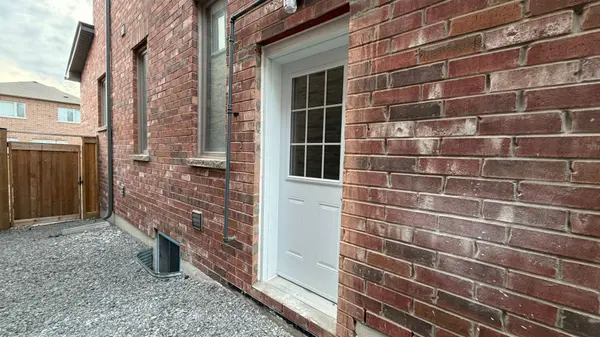 38 St Ives CRES #Bsmt, Whitby, ON L1P 0C5