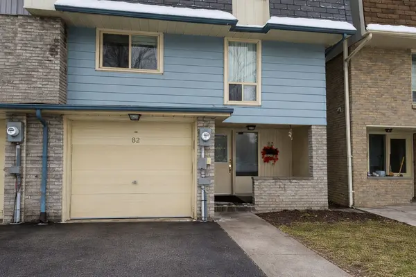 82 Henderson DR #94(Upper Level), Aurora, ON L4G 3M3