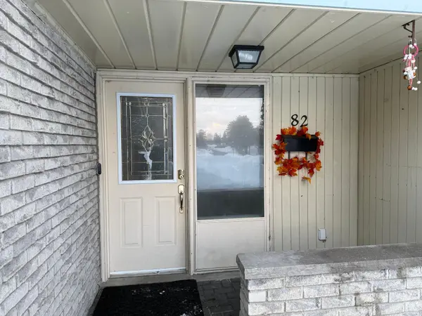 82 Henderson DR #94(Upper Level), Aurora, ON L4G 3M3