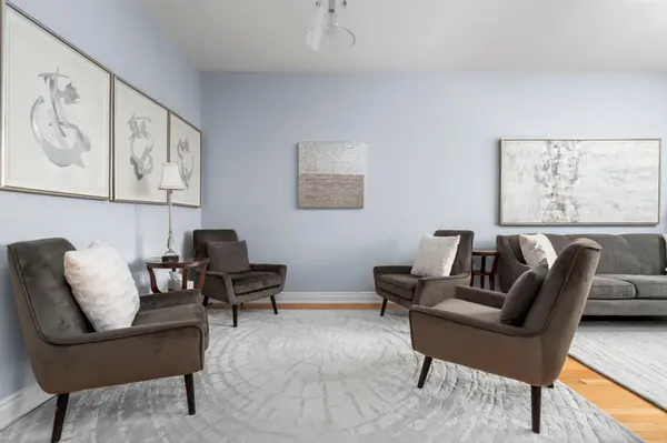 21 Ypres RD, Toronto W03, ON M6M 1N9