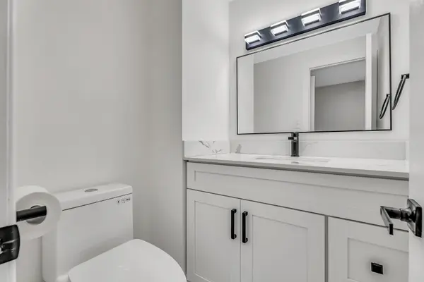 27 Tulip ST #10, Oakville, ON L6L 3V3