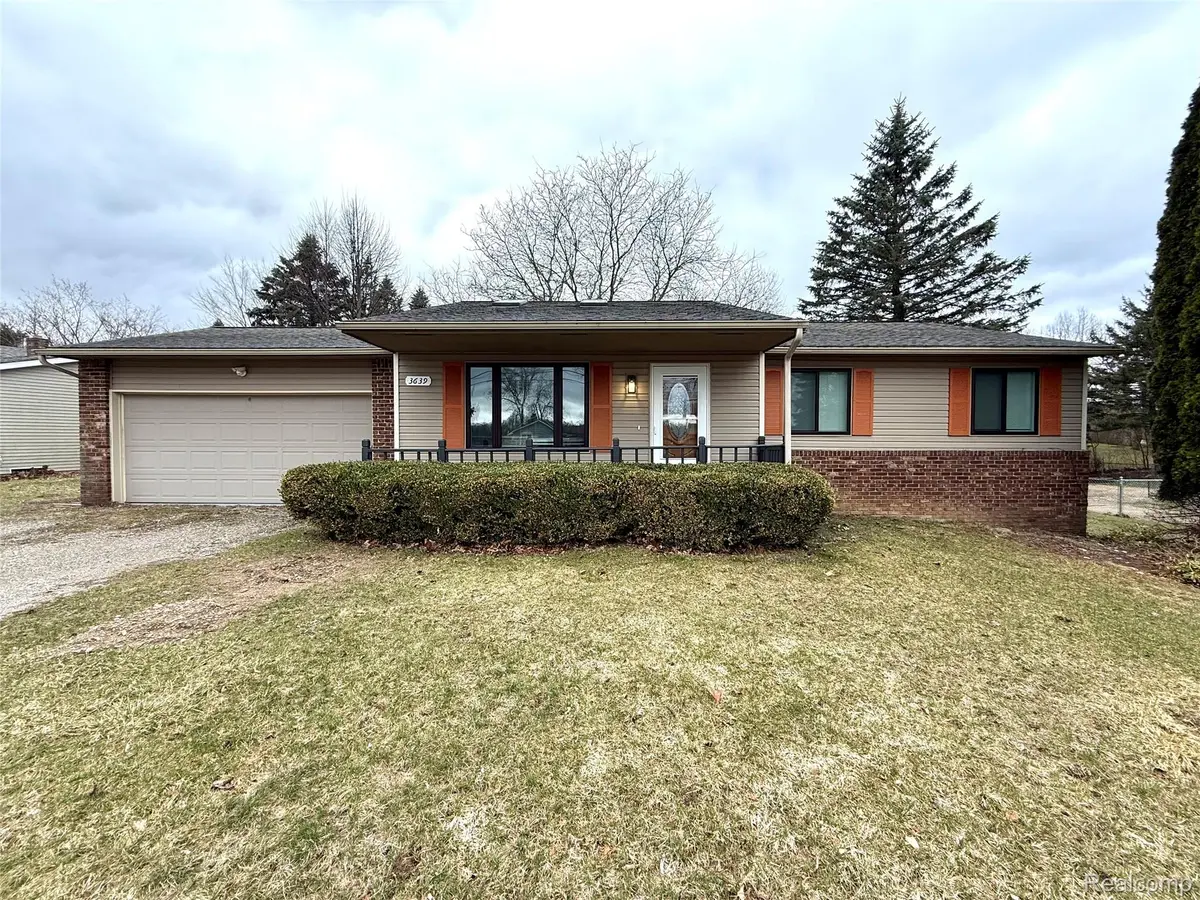 3639 Loch DR, Highland Charter Township, MI 48357