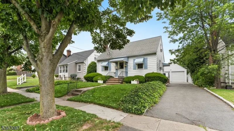 706 Lindegar St, Linden City, NJ 07036