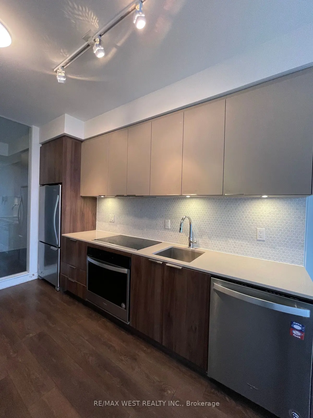 2 Sonic WAY #2901, Toronto C11, ON M3C 0P2