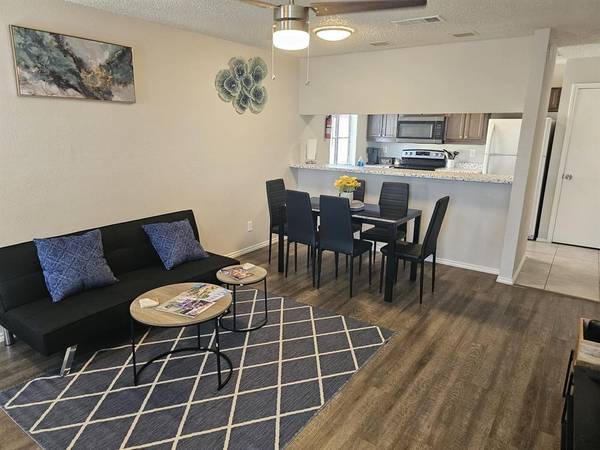 1728 Crest Point Drive, Arlington, TX 76012