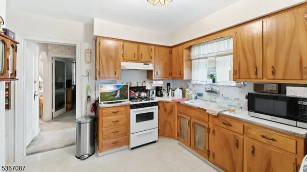 706 Lindegar St, Linden City, NJ 07036