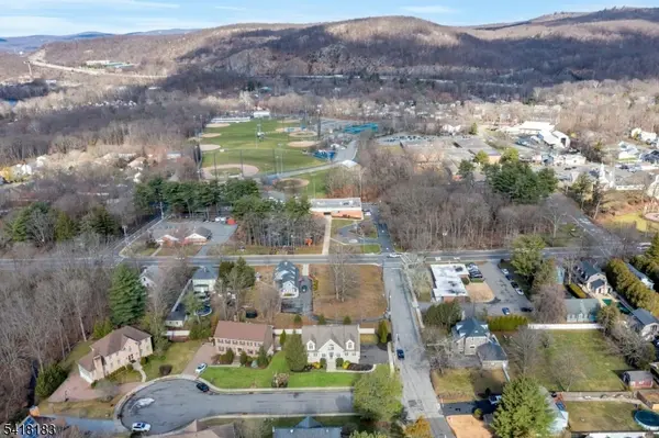 1 Laurel Ct, Oakland Boro, NJ 07436