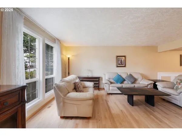 9358 SW CLARIDGE DR, Portland, OR 97223