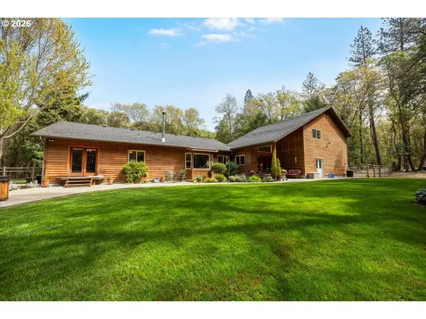 737 PINECREST DR, Grants Pass, OR 97526