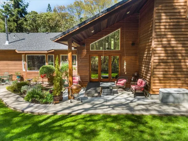 737 PINECREST DR, Grants Pass, OR 97526