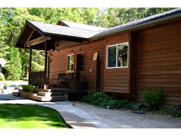 737 PINECREST DR, Grants Pass, OR 97526