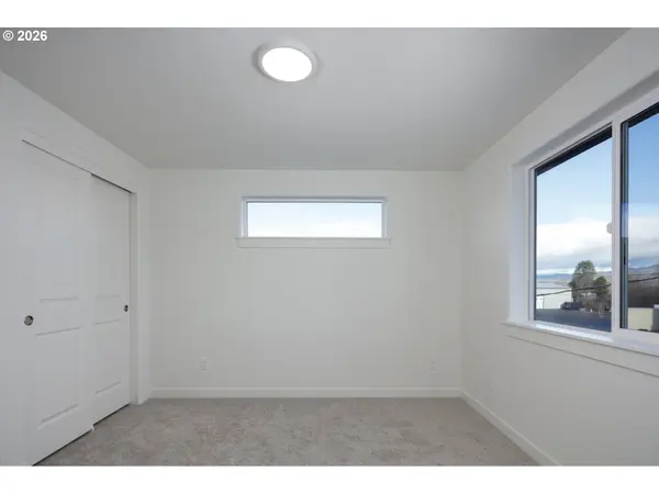 1676 TUCKER RD, Hood River, OR 97031