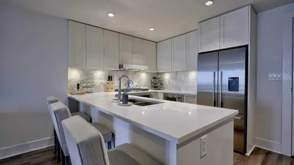 46 9 ST NE #320, Calgary, AB T2E 7Y1