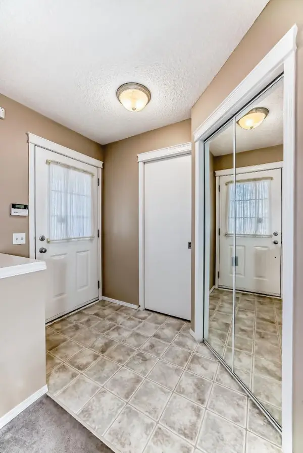 240 Prestwick WAY SE, Calgary, AB T2Z 2Z5