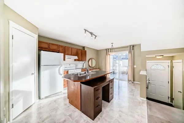 240 Prestwick WAY SE, Calgary, AB T2Z 2Z5