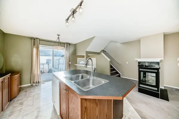 240 Prestwick WAY SE, Calgary, AB T2Z 2Z5