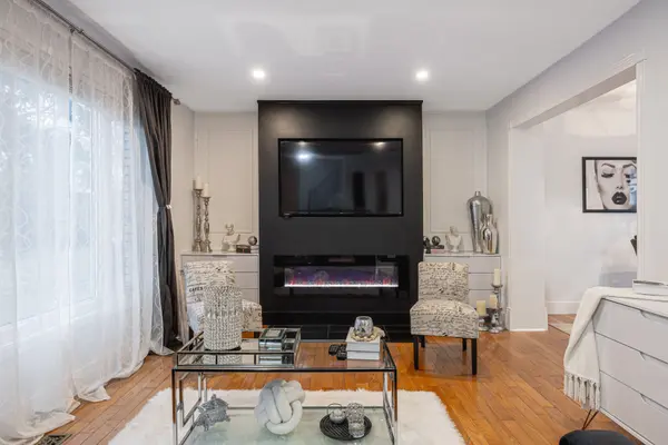 32 Harland CRES, Ajax, ON L1S 1J9