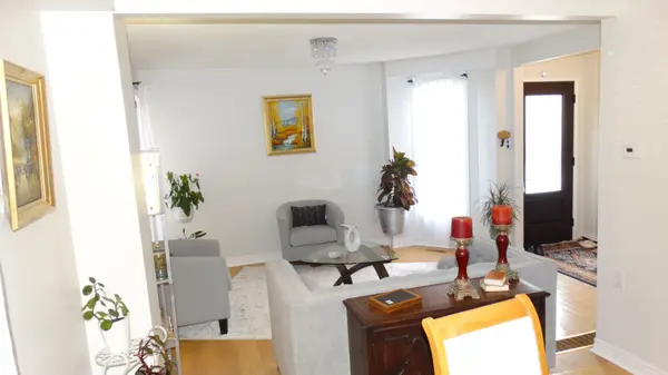 22 Elmpark CT #Main & 2nd Floor, Richmond Hill, ON L4C 9T8