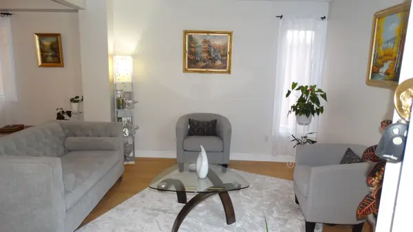 22 Elmpark CT #Main & 2nd Floor, Richmond Hill, ON L4C 9T8