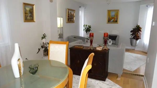 22 Elmpark CT #Main & 2nd Floor, Richmond Hill, ON L4C 9T8