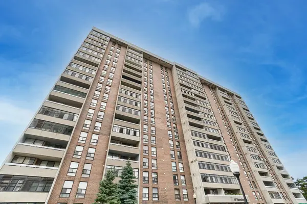 15 Kensington RD #1703, Brampton, ON L6T 3W2