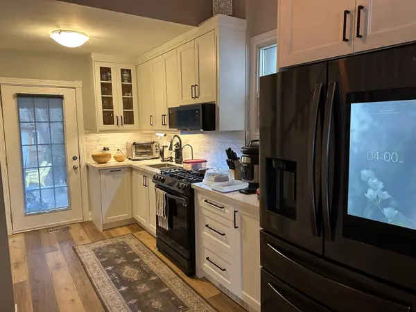 172 Eileen AVE, Toronto W03, ON M6N 1W1