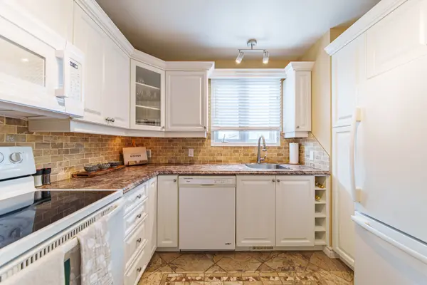 115 Sheldrake DR, Kanata, ON K2L 1T1