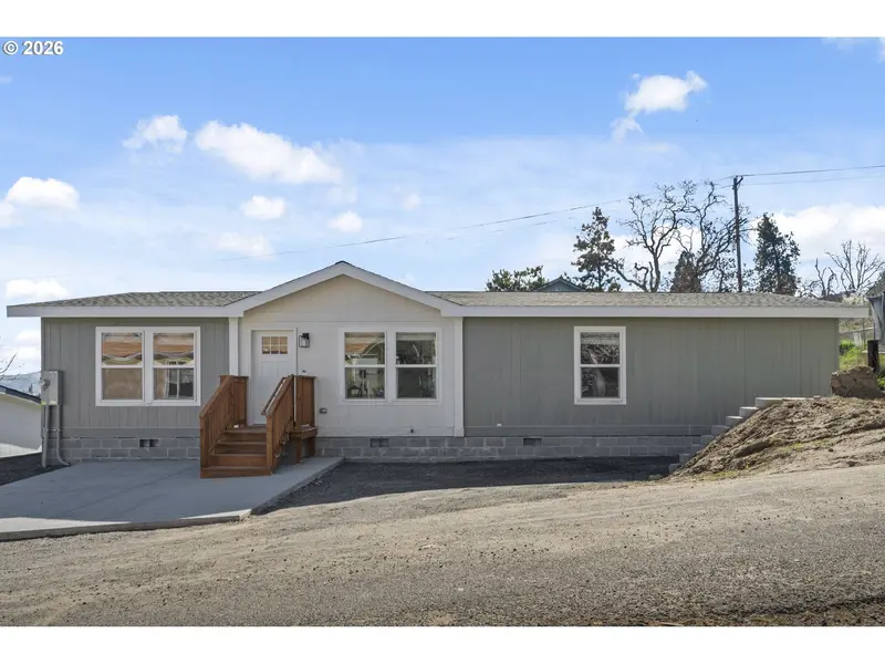 2208 W 10TH ST, The Dalles, OR 97058