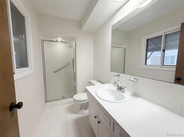 29467 Leemoor DR, Southfield, MI 48076