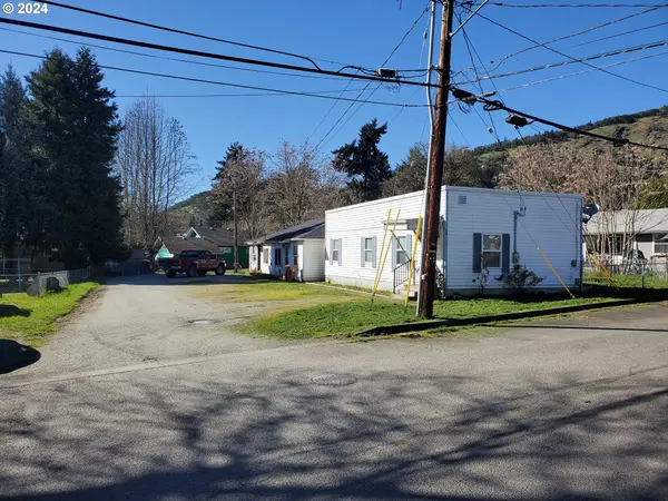 204 NE PINE AVE, Myrtle Creek, OR 97457