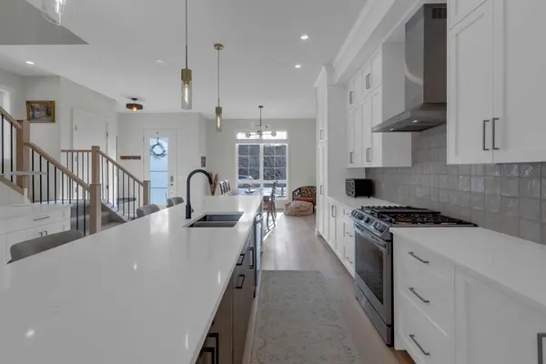 7712 36 AVE NW, Calgary, AB T3B 1V3