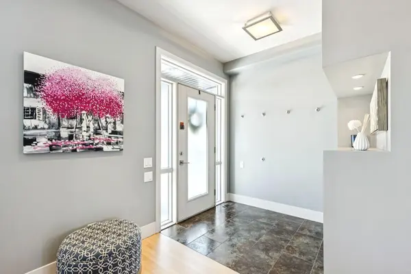 3043 28 ST SW, Calgary, AB T3E 2J4