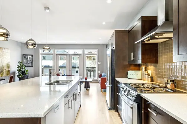 3043 28 ST SW, Calgary, AB T3E 2J4