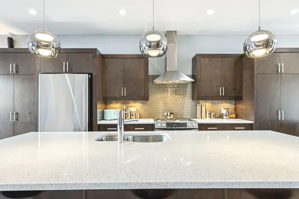 3043 28 ST SW, Calgary, AB T3E 2J4