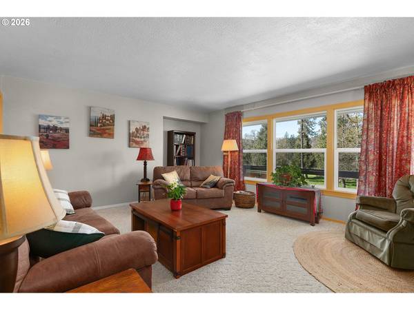 135 CHAMPAGNE DR, Roseburg, OR 97471