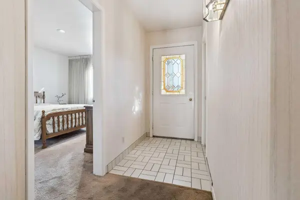 34 Rosery DR NW, Calgary, AB T2K1L7