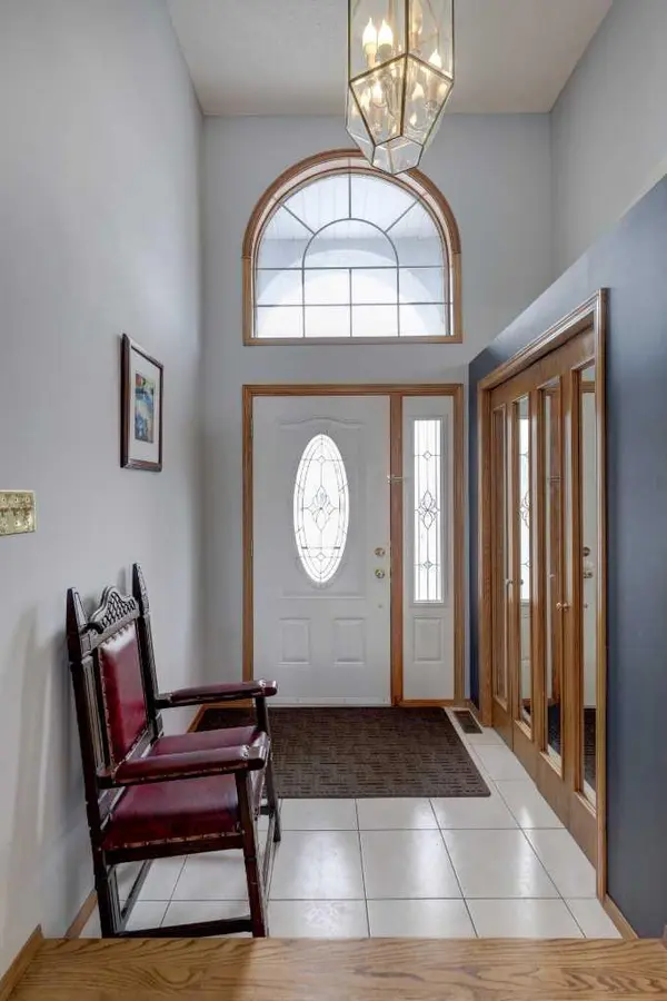 232 Hampshire PL NW, Calgary, AB T3A4Y7