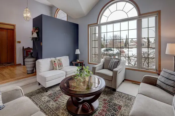 232 Hampshire PL NW, Calgary, AB T3A4Y7