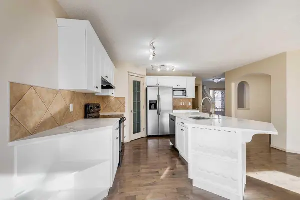 35 New Brighton MNR SE, Calgary, AB T2Z 4G8