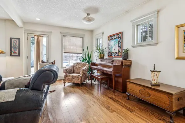 515 7 ST NE, Calgary, AB T2E4C5