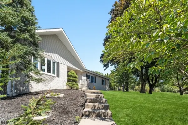 1 Rossi Dr, Clinton Twp., NJ 08809