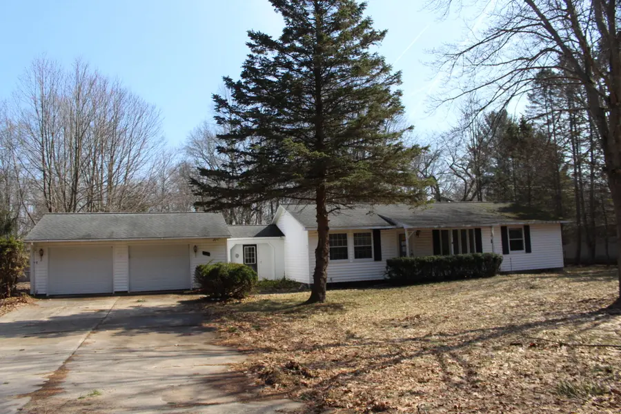 560 N Green Creek RD, Laketon Twp, MI 49445