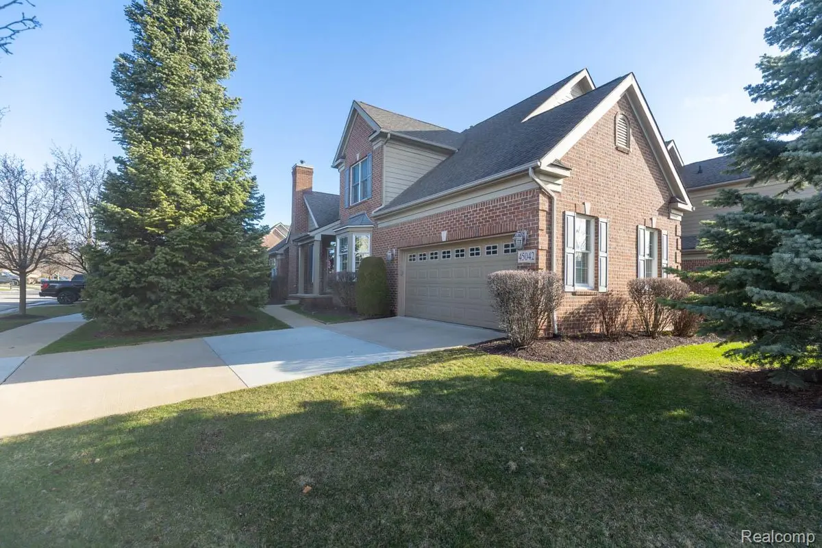 45042 Broadmoor CIR S, Northville Township, MI 48168
