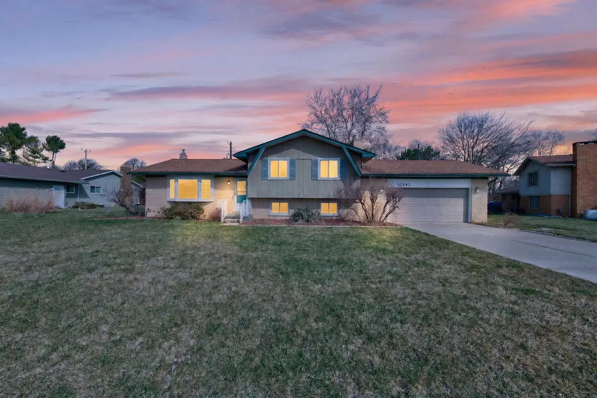 37542 Whitney DR, Wayne City, MI 48184