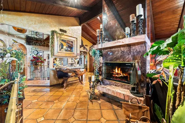 804 Valley Oaks Court, Arlington, TX 76012