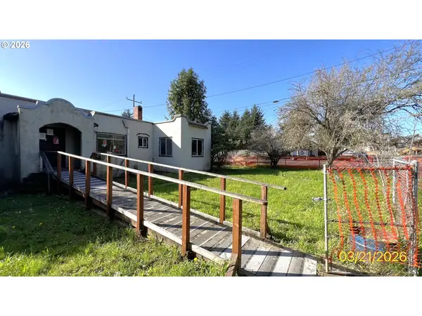 806 RAILROAD AVE, Myrtle Point, OR 97458