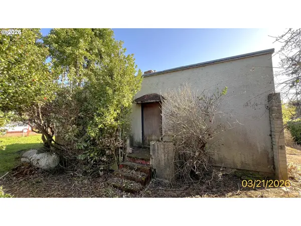 806 RAILROAD AVE, Myrtle Point, OR 97458