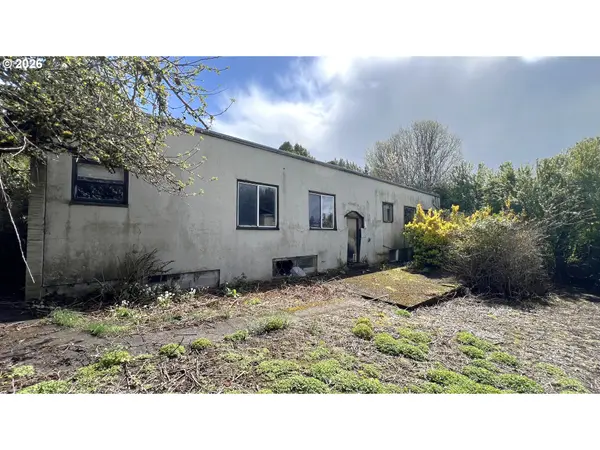 806 RAILROAD AVE, Myrtle Point, OR 97458
